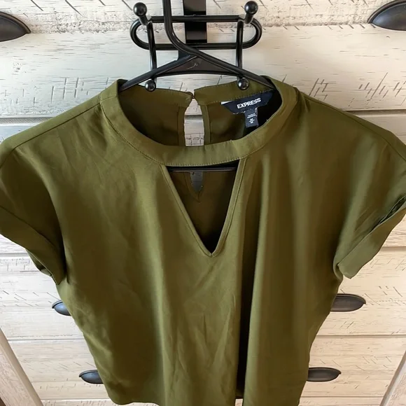Green Express Top - Picture 2 of 6